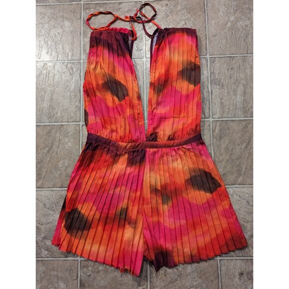 PrettyLittleThing Pants - NWT Pretty Little Thing SZ 8 Women's Plunge Neckline Romper shorts 1pc F5